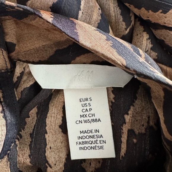 H&M Leopard Print Pattern Blouse Light Brown Crepe Sheer Long Sleeve Size Small - Picture 9 of 12